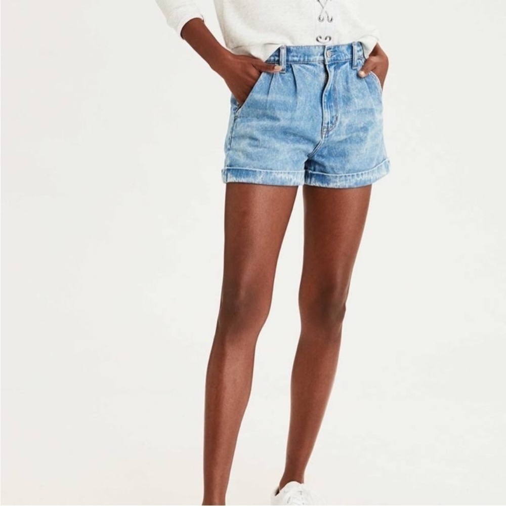 American Eagle Pleated Cuffed Light Wash Mom Shorts Size 4